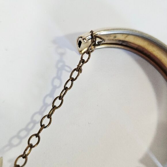 Vintage Gold Tone Textured Hinged Clamp Chunky Bangle Bracelet With Safety Chain - Picture 8 of 9